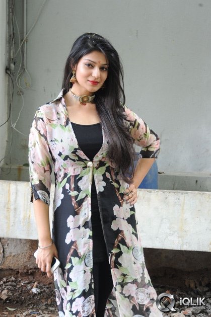 Siya-Gautham-at-Pilavani-Perantam-Movie-Opening